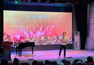 舞台上有人在表演描述已自动生成