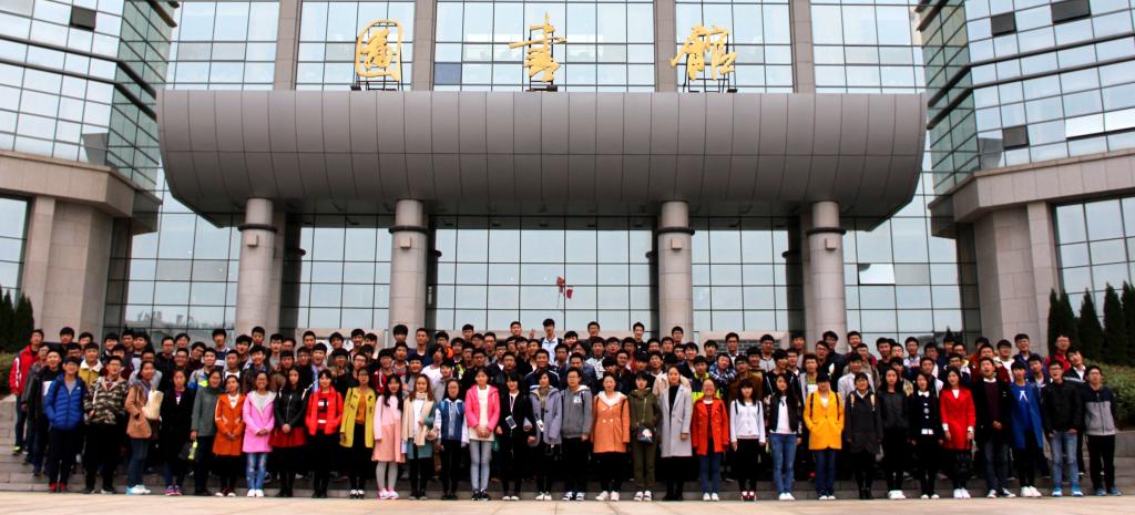 濮阳工学院师生在河南大学金明校区图书馆合影留念
