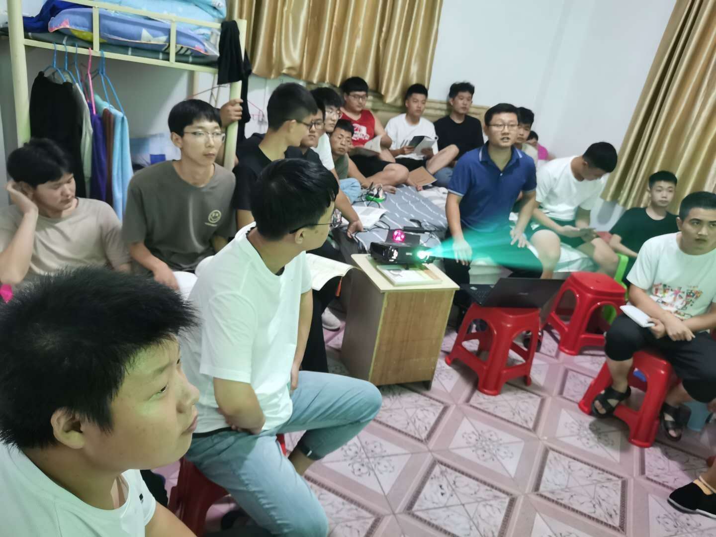 驻场教师开展理论教学