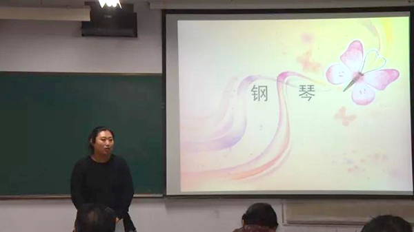 董 楠《钢琴》