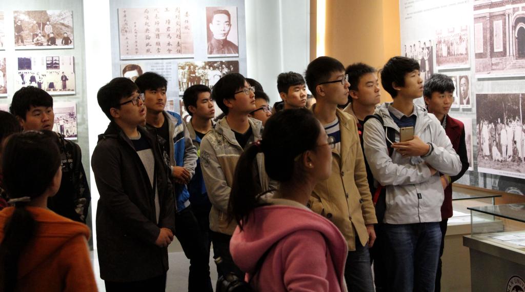 濮阳工学院师生参观河南大学校史馆