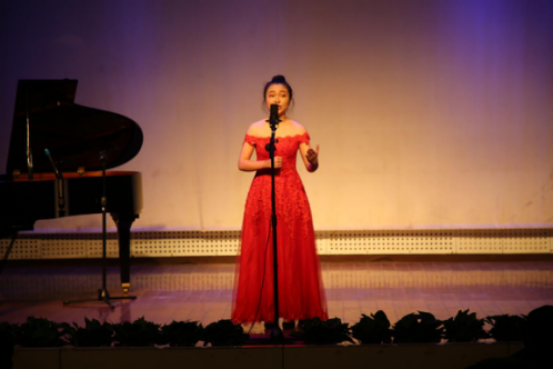 2016级音乐表演班张文莉的演唱细腻,音色甜美,表演曲目《拉骆驼的黑小伙》。