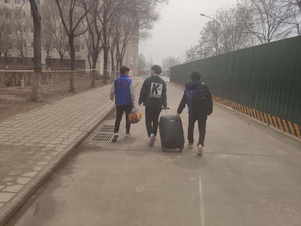 开学返校,帮助同学搬运行李