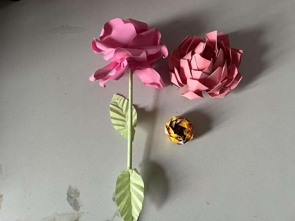 桌子上的粉色花朵AI 生成的内容可能不正确。 桌子上的粉色花朵AI 生成的内容可能不正确。